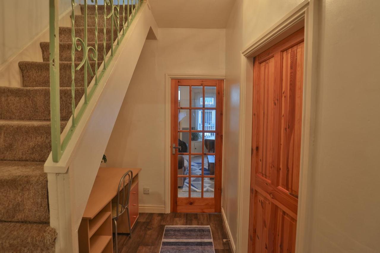 Devon St - Cozy Home, Free Easy Parking!